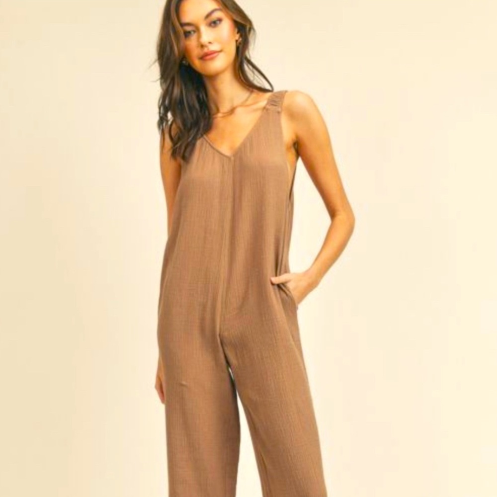 New w/o tags LUSH clothing Sleeveless Wide Leg V-Neck Jumpsuit in Size L